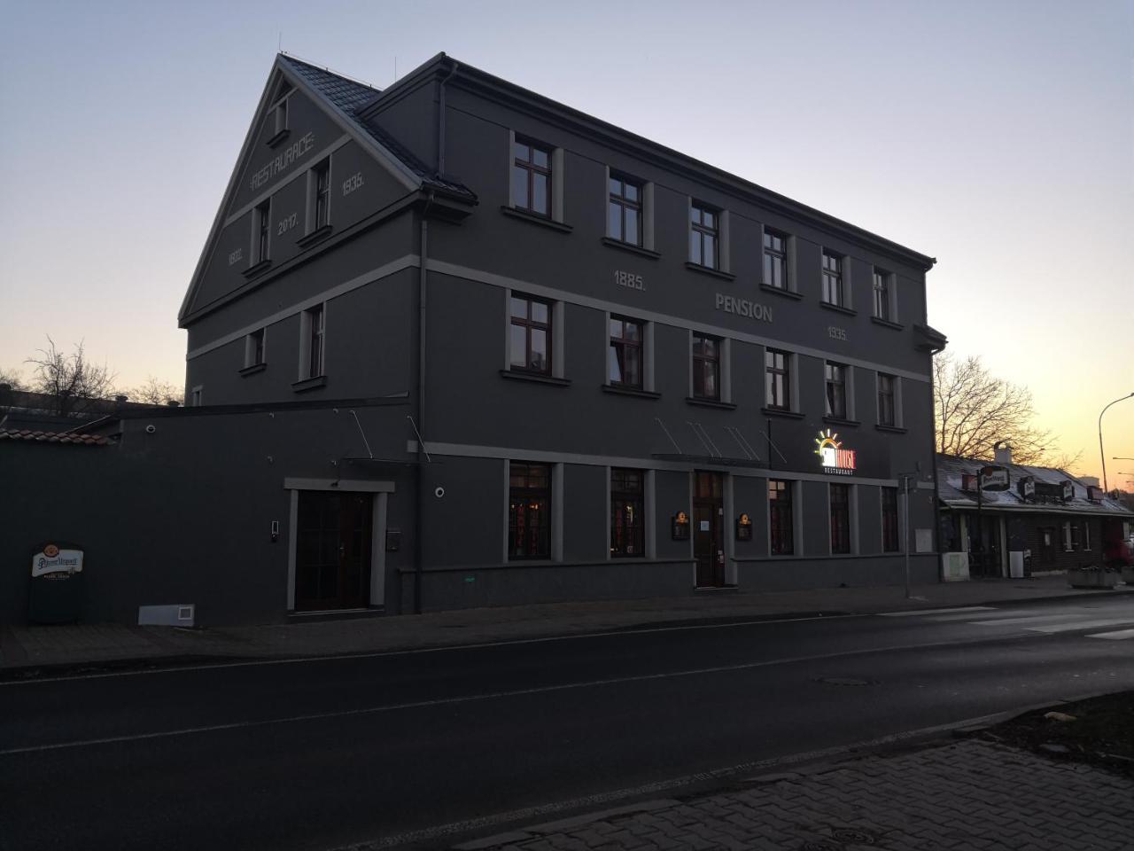 Sun-House Pension&Restaurant -Parkingfree- Praga Exterior foto